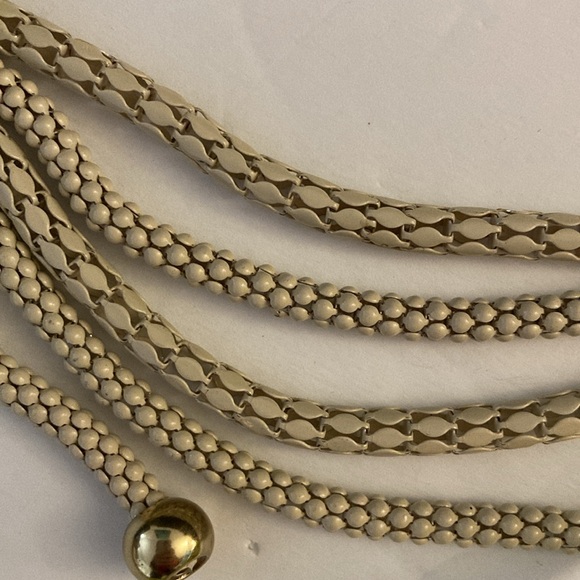 Chic Gold Rose Necklace - Picture 9 of 10